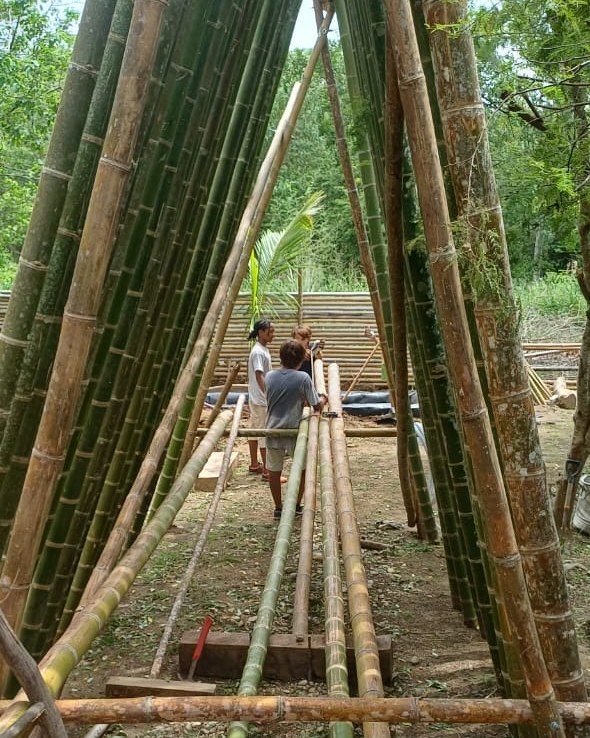 Estudiantes construyendo una estructura de bambú en el taller