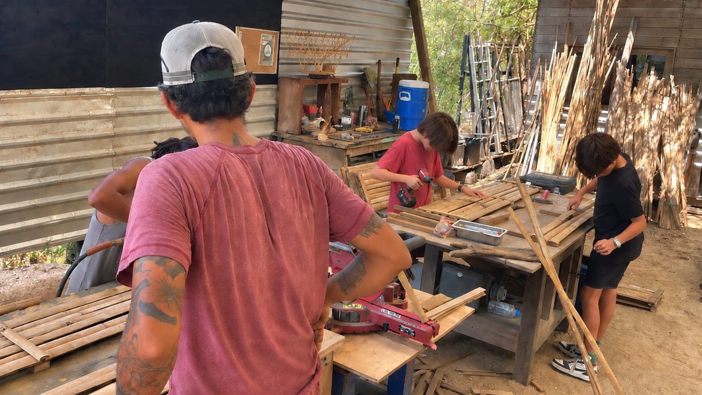 Estudiantes trabajando con bambú en el taller de carpintería